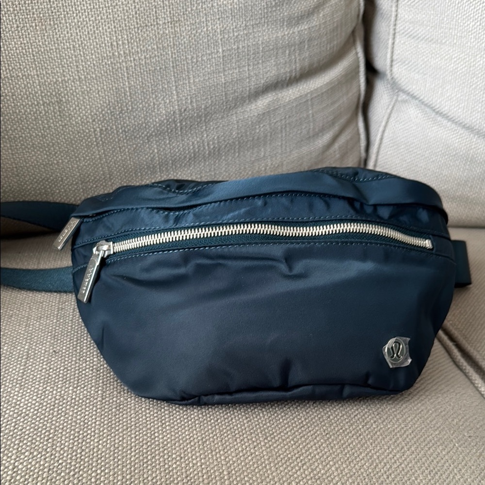 Lululemon City Adventurer Belt Bag NWT color SUBM 2.5L